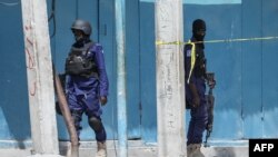 Sejumlah petugas keamanan berpatroli di lokasi ledakan di Mogadishu, Somalia, Sabtu, 20 Agustus 2022. (Foto: Hassan Ali Elmi/ AFP)