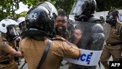 ফাইল ছবি- কলম্বোতে বিক্ষোভ চলাকালে বিশ্ববিদ্যালয়ের শিক্ষার্থীদের সঙ্গে পুলিশের সংঘর্ষ।