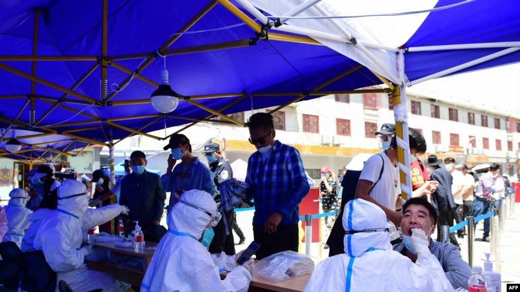 拉萨市民排队接受核酸检测。（2022年8月9日）.