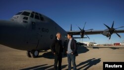 加拿大总理办公室公布的照片显示，加拿大总理特鲁多与北约秘书长斯托尔滕贝格抵达加拿大纽纳武特地区的北极社区剑桥湾后，在加拿大空军的一架CC-130“大力神”运输机旁交谈。(2022年8月25日)
