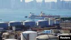 中石油在辽宁大连的储油库旁停泊着一艘中国远洋运输集团的货轮。（2019年10月15日）