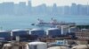 Un buque de China Ocean Shipping Company (COSCO) se ve cerca de tanques de petróleo en Dalian Petrochemical Corp de China National Petroleum Corporation (CNPC) en Dalian, provincia de Liaoning, China, 15 de octubre de 2019.