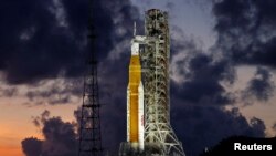 Лунная ракета следующего поколения Space Launch System на космодроме на мысе Канаверал во Флориде, 27 июня 2022 года