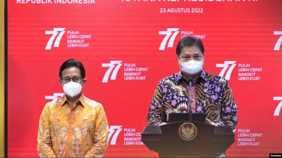 Menteri Koordinator bidang Perekonomian Airlangga Hartarto dan Menteri Kesehatan Budi Gunadi Sadikin menyampaikan keterangan pers usai melakukan rapat terbatas yang dipimpin oleh Presiden Joko Widodo di Istana Merdeka, Jakarta. (Foto: BPMI Setpres/Kris)