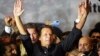 巴基斯坦前总理伊姆兰∙汗被控违反“反恐法”，数百支持者聚集其家门口阻止警方逮捕行动
