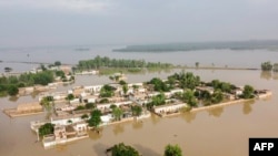 季风降雨造成的洪灾使巴基斯坦大面积房屋被淹。法新社照片