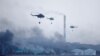 Helikopter berupaya memadamkan api kebakaran dengan menyiramkan air di atas tangki penyimpanan bahan bakar yang meledak di pelabuhan supertanker di Matanzas, Kuba, 9 Agustus 2022. (REUTERS/Alexandre Meneghini)