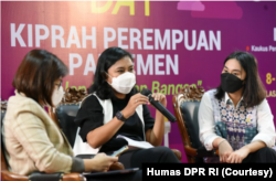 Anggota Komisi I DPR RI Irine Yusiana Roba Putri dalam talkshow Kiprah Perempuan dalam Pengembangan Industri TIK Nasional, yang digelar Kaukus Perempuan Parlemen di Jakarta, Selasa (9/3/2021). (Foto: Humas DPR)