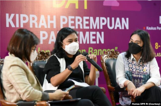 Anggota Komisi I DPR RI Irine Yusiana Roba Putri dalam talkshow Kiprah Perempuan dalam Pengembangan Industri TIK Nasional, yang digelar Kaukus Perempuan Parlemen di Jakarta, Selasa (9/3/2021). (Foto: Humas DPR)