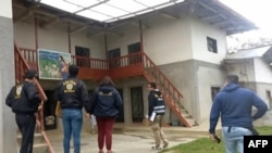 In this screen grab obtained from a handout video released by Canal N Police raid the private home of Peru's President Pedro Castillo on August 10, 2022, in Chugur, Peru. - Police on Wednesday raided the private home of Peruvian President Pedro Castillo, 