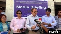 যুক্তরাজ্যের হাইকমিশনার রবার্ট চ্যাটারটন ডিকসন।