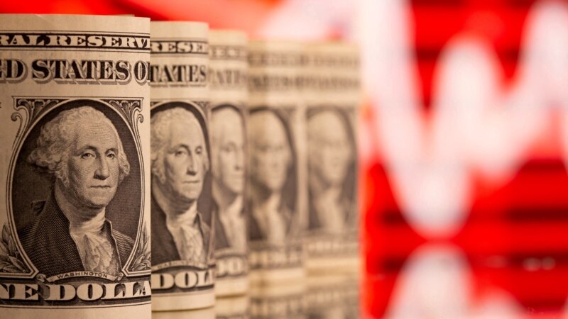 Baja el precio del oro mientras las monedas de América Latina caen frente al dólar