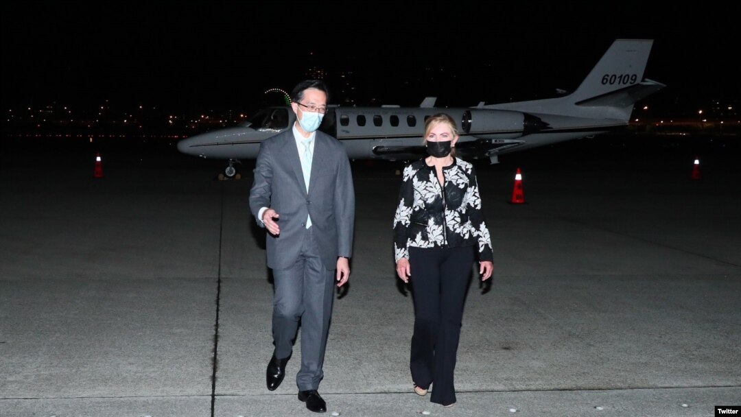 U. S. Senator Marsha Blackburn walks with an unidentified official after arriving in Taipei, Taiwan, Aug 25. 2022. (Source - Twitter @MarshaBlackburn)