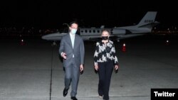 2022年8月25日，美国联邦参议员玛莎·布莱克本抵达台北后，与台湾外交部北美司司长徐佑典同行。（来源 - 参议员布莱克本推特）