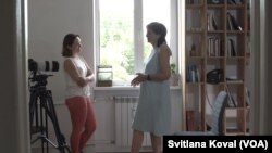 Саша Безуханова, засновниця та керівниця платформи MOVE.BG, розмовляє з Тетяною Ворожко, "Голос Америки" у своєму офісі в Софії, Болгарія