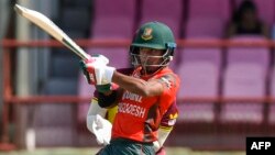 গায়ানার প্রোভিডেন্সের গায়ানা ন্যাশনাল স্টেডিয়ামে ওয়েস্ট ইন্ডিজ এবং বাংলাদেশের মধ্যে ৩য় এবং শেষ টি-টোয়েন্টি ম্যাচে আফিফ হোসেন। ৭ জুলাই, ২০২২। 