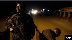 কিভুর উত্তরে বুটেম্বোতে টহল দেওয়ার সময় একজন স্থানীয় পুলিশ অফিসারকে দেখা যাচ্ছে। 