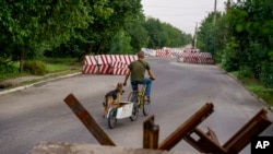 Rruga me barrikada në Druzhkivka, rajoni Donetsk, në Ukrainën lindore, të dielën, 21 gusht 2022