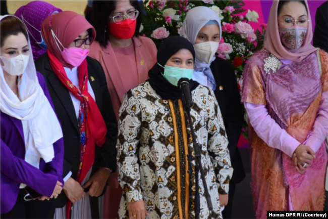 Ketua Presidium Kaukus Perempuan Parlemen Diah Pitaloka dalam pembukaan pameran foto di loby Gedung Nusantara II, Kompleks Parlemen, Senayan, Senin (8/3/2021). (Foto. Humas DPR)