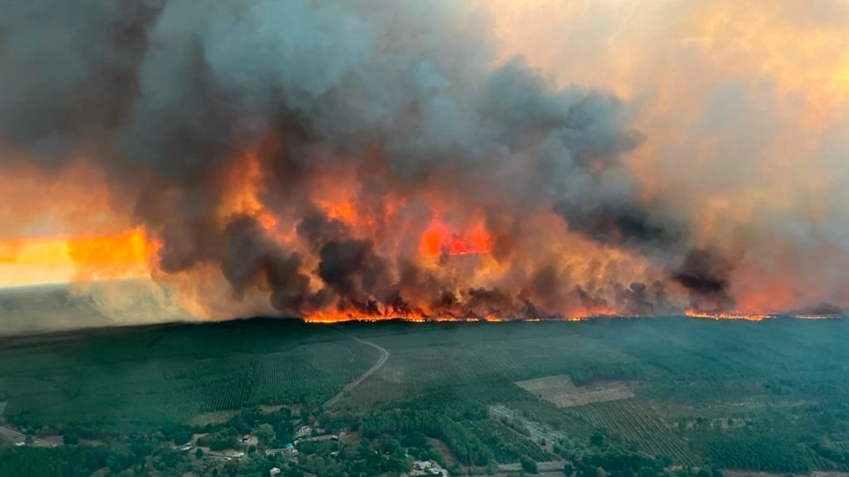 Les pompiers luttent contre les incendies de forêt dans le sud-est de la France