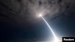 미국 캘리포니아주 반덴버그 기지에서 지난 2017년 8월 '미니트맨 3(Minuteman III)' 대륙간탄도미사일(ICBM)을 시험발사하고 있다. (자료사진) 