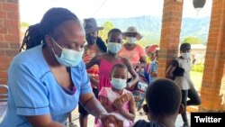 Sejumlah anak mengantre giliran untuk mendapatkan vaksin campak di sebuah lokasi pemberian vaksin di provinsi Manicaland, Zimbabwe. (Foto: Twitter/@WHO_Zimbabwe)