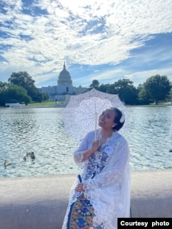 Ratna Cary, istri diplomat AS mengenakan kebaya klasik (foto: dok. pribadi).