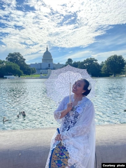 Ratna Cary, istri diplomat AS mengenakan kebaya klasik (foto: dok. pribadi).