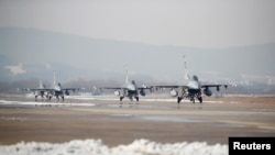 Архивное фото: американские истребители F-16 принимают участие в учениях Vigilant Ace в Южной Корее, 6 декабря 2017 года 