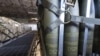 ARCHIVO - Paletas de proyectiles de 155 mm con destino final a Ucrania son cargadas por el Escuadrón de Puerto Aéreo 436, el viernes 29 de abril de 2022, en la Base de la Fuerza Aérea de Dover, Delaware, EEUU.