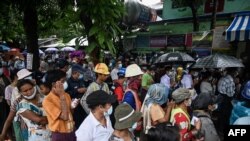 မြန်မာ့စီးပွါးရေးအချက်အခြာမြို့တော်ရန်ကုန်မှာ စားသောက်ရေးခက်ခဲသူတွေ အစားအသောက်လှူဒါန်းရာမှာ တန်းစီစောင့်ဆိုင်းနေကြစဉ်။ (သြဂုတ် ၁၇၊ ၂၀၂၂)