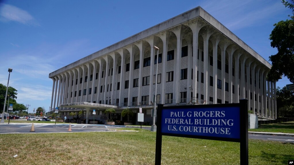 佛罗里达州西棕榈滩的保罗·G·罗杰斯联邦法院大楼。(2022年8月12日)(photo:VOA)
