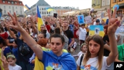 La gente participa en una manifestación que marca el Día de la Independencia de Ucrania y seis meses de la invasión rusa de Ucrania en Varsovia, Polonia, el 24 de agosto de 2022.