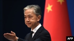 왕원빈 중국 외교부 대변인이 베이징에서 브리핑하고 있다. (자료사진)