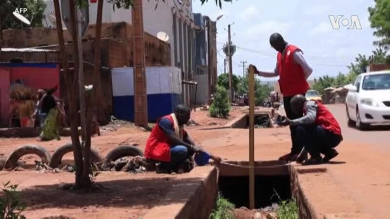 Des étudiants maliens cartographient les caniveaux de Bamako