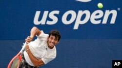 Cristian Garin, de Chile, sirve a Henri Laaksonen, de Suiza, durante la segunda ronda del campeonato de tenis del US Open, el miércoles 1 de septiembre de 2021 en Nueva York. 