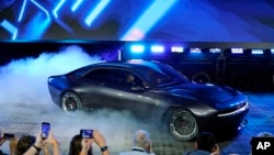 Frente al público, el Dodge Charger Daytona SRT Concept se presenta el miércoles 17 de agosto de 2022 en Pontiac, Michigan.