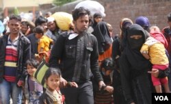 FILE - To escape a police crackdown and possible deportation, some Rohingya refugees are fleeing a colony in Jammu, north India, for some unknown destinations, last year [2021]. (Mir Imran/VOA)
