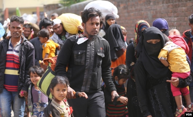 FILE - To escape a police crackdown and possible deportation, some Rohingya refugees are fleeing a colony in Jammu, north India, for some unknown destinations, last year [2021]. (Mir Imran/VOA)