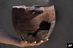 نمونه ای از ظروف کشف شده در بنای مجلل از ۱۲۰۰ سال پیش در جنوب اسرائیل فعلی