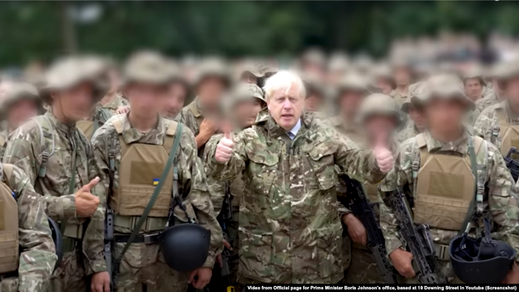 Британський прем’єр-міністр Борис Джонсон з українськими солдатами під час навчання на військовій базі в Англії. Кадр з відео опублікованого на офіційному Youtube каналі Давнінґ стріт 10 27-мого липня 2022 р.