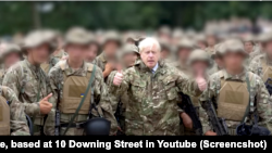 Британський прем’єр-міністр Борис Джонсон з українськими солдатами під час навчання на військовій базі в Англії. Кадр з відео опублікованого на офіційному Youtube каналі Давнінґ стріт 10 27-мого липня 2022 р.
