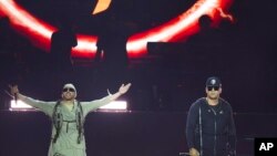 El dúo puertorriqueño de reggaetón Wisin & Yandel durante el primer concierto de su gira del adiós en la Ciudad de México el jueves 25 de agosto de 2022. 