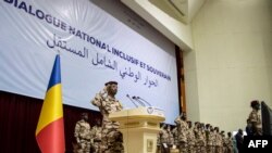 Le président de transition Mahamat Idriss Deby Itno fait des gestes lors de la cérémonie d'ouverture du Dialogue national au Palais du 15 janvier à N'Djamena le 20 août.