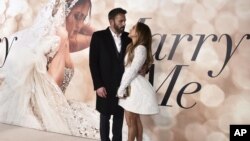 Archivo - Ben Affleck y Jennifer Lopez posan el 8 de febrero de 2022 durante una presentación especial de la cinta "Marry Me" en una sala de cine en Los Ángeles. (Fotografía de Jordan Strauss/Invision/AP, archivo)
