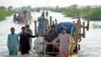 Người dân Pakistan chạy lụt tại khu vực Sohbatpur, quận Jaffarabad, tỉnh Balochistan, ngày 28/8/2022.