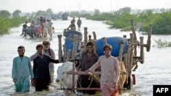 Người dân Pakistan chạy lụt tại khu vực Sohbatpur, quận Jaffarabad, tỉnh Balochistan, ngày 28/8/2022.