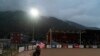 Seorang koboi perempuan membawa bendera AS sebelum dimulainya pertandingan menunggang banteng di Jackson Hole Rodeo di Jackson, Wyoming, pada 13 Agustus 2022. (Foto: AP/Jae C. Hong)