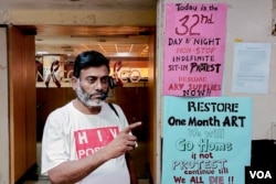 HIV activist Hari Shankar demands a regular supply of antiretroviral therapy, at a protest in Delhi. (Jitendra Jha for VOA)