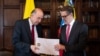 El encuentro entre el canciller Álvaro Leyva y el embajador venezolano Félix Plasencia se dio en Bogotá, de manera privada. [Foto: Cancillería de Colombia]